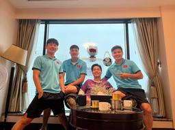 "Chủ tịch" Công Phượng sang Úc với dàn "vệ sĩ" hộ tống