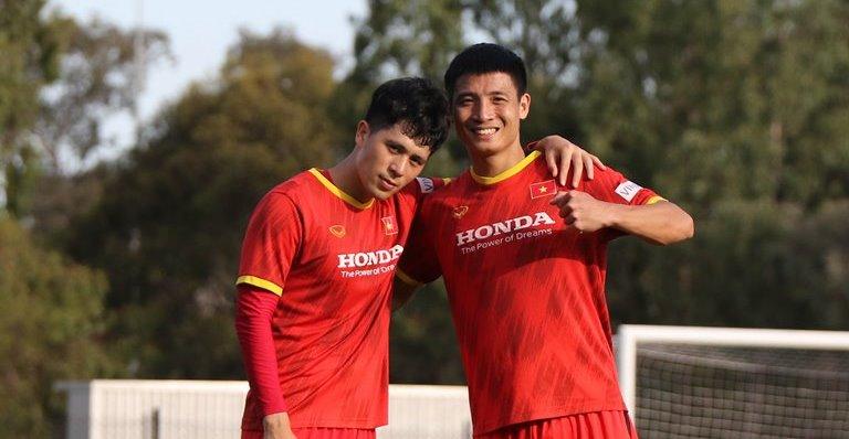 Cặp đôi vàng Đình Trọng và Tiến Dũng "tình tứ" trên sân tập cho trận Việt Nam gặp Australia