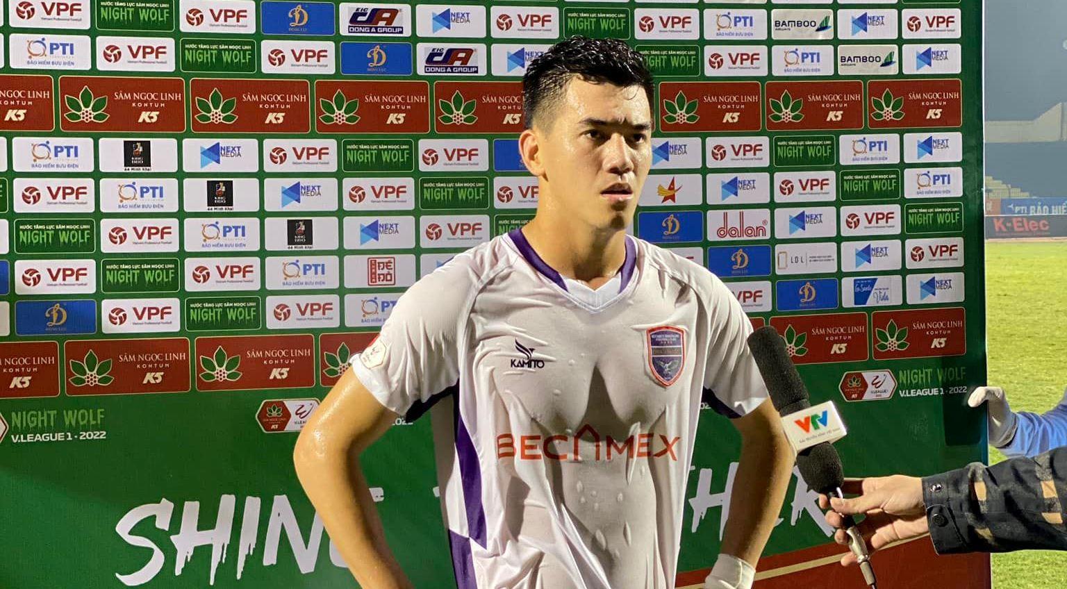 Chiếc áo đẫm mồ hôi làm lộ thân hình cường tráng của Tiến Linh, fanpage CLB Bình Dương "đỏ tim"