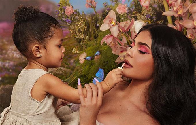 Con gái 3 tuổi của Kylie Jenner đã sở hữu kho đồ hiệu khủng cỡ nào?