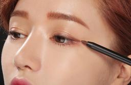 Sợ lem nhem như gấu trúc, tìm hiểu ngay 4 loại kẻ mắt nước không trôi sau