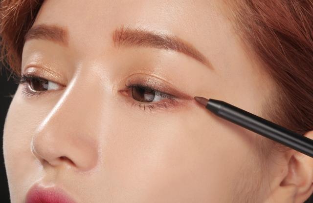 Sợ lem nhem như gấu trúc, tìm hiểu ngay 4 loại kẻ mắt nước không trôi sau