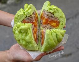 Chiếc bánh bao 8 trứng muối với sắc xanh và tím thu hút thực khách ở TP.HCM