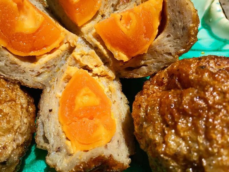 Chả cá viên chiên bọc trứng muối, món mới của đường phố Sài Gòn