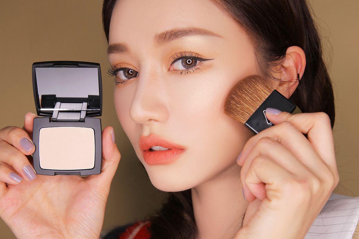 Ngắm 5 phấn highlight khiến nổi bật và bắt mắt giữa đám đông