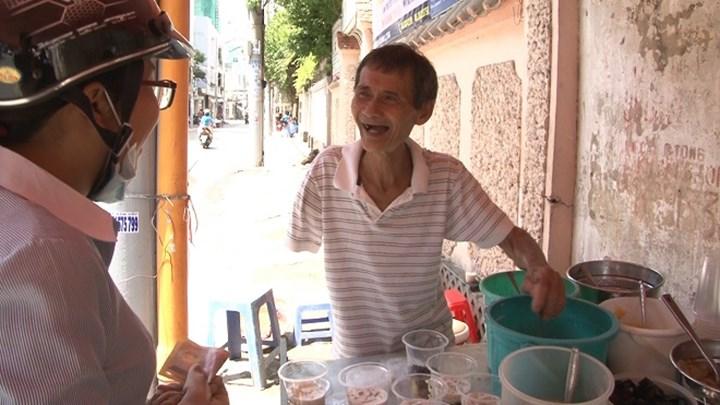 Gánh chè của người đàn ông khuyết tay 40 năm gắn bó với Quận 1, Sài Gòn