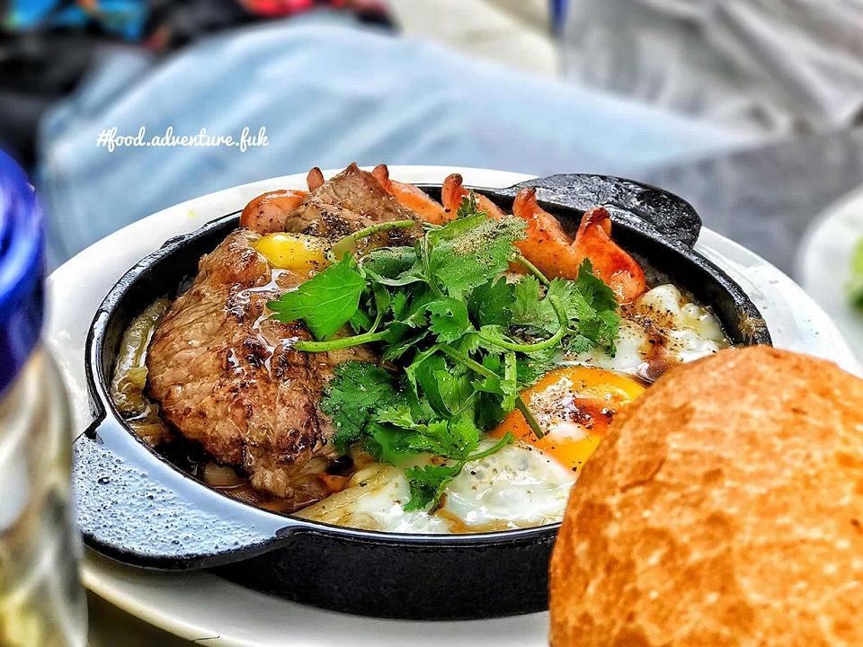 Tiệm bánh mì chảo vỉa hè nườm nượp khách hơn 45 năm tại quận 3, Sài Gòn