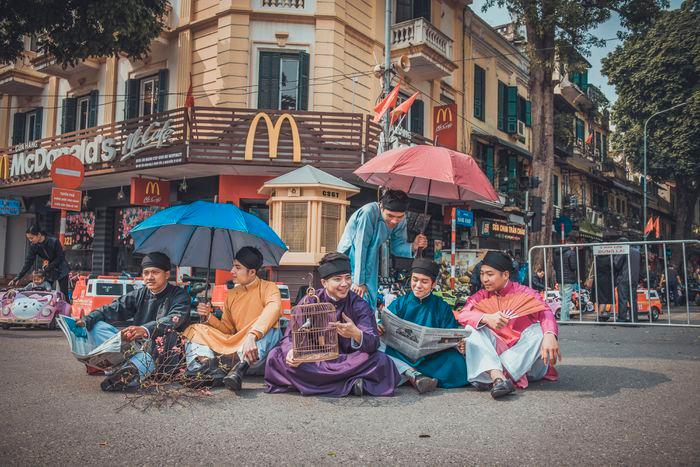 Bộ ảnh áo dài ngũ thân dành cho nam giới ấn tượng với dàn mẫu không chuyên