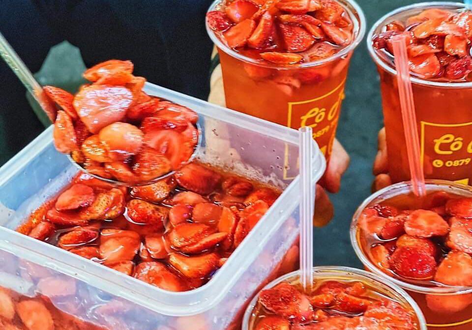 Trà dâu siêu to nhiều biến tấu giá cực hợp túi tiền ở ngay quận 1, Sài Gòn