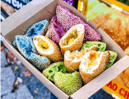 Xe bánh tiêu 7 màu độc đáo hút khách Sài Gòn, ngay cả khi chỉ "mua mang về"