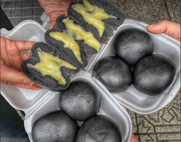 Bánh bao phô mai đen như bóng đêm nhưng được lòng người trẻ ở Q.5, Sài Gòn