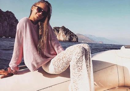 Mix đồ "sang xịn" với váy maxi ren cho các nàng vào ngày lạnh