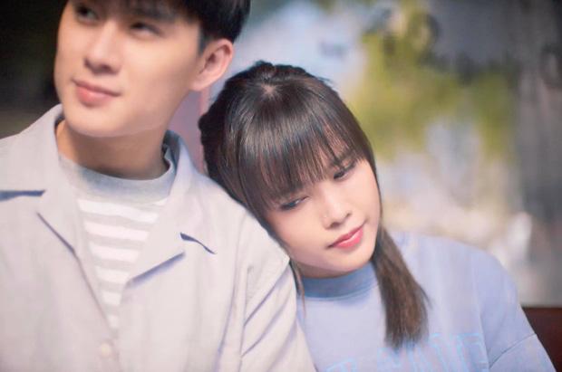 Cả thế giới ra mà xem Thiều Bảo Trâm mặc lại áo cũ của sếp Tùng trong MV "Một mình có buồn không" đây này!