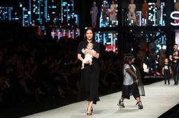 NINH DƯƠNG LAN NGỌC, LÊ THÚY, LÊ XUÂN TIỀN… BẾ CON NUÔI ĐỖ MẠNH CƯỜNG LÊN SÀN CATWALK