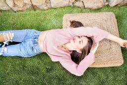 Hack tuổi như Miranda Kerr: Chỉ kết hợp quần jeans với 3 mẫu áo này