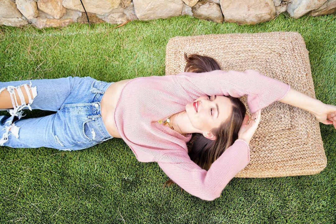 Hack tuổi như Miranda Kerr: Chỉ kết hợp quần jeans với 3 mẫu áo này