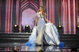 Thí sinh Hoa hậu như biểu diễn ảo thuật với chiếc váy cực kì đặc biệt này