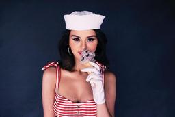 Selena Gomez quyến rũ với váy xẻ ngực sâu