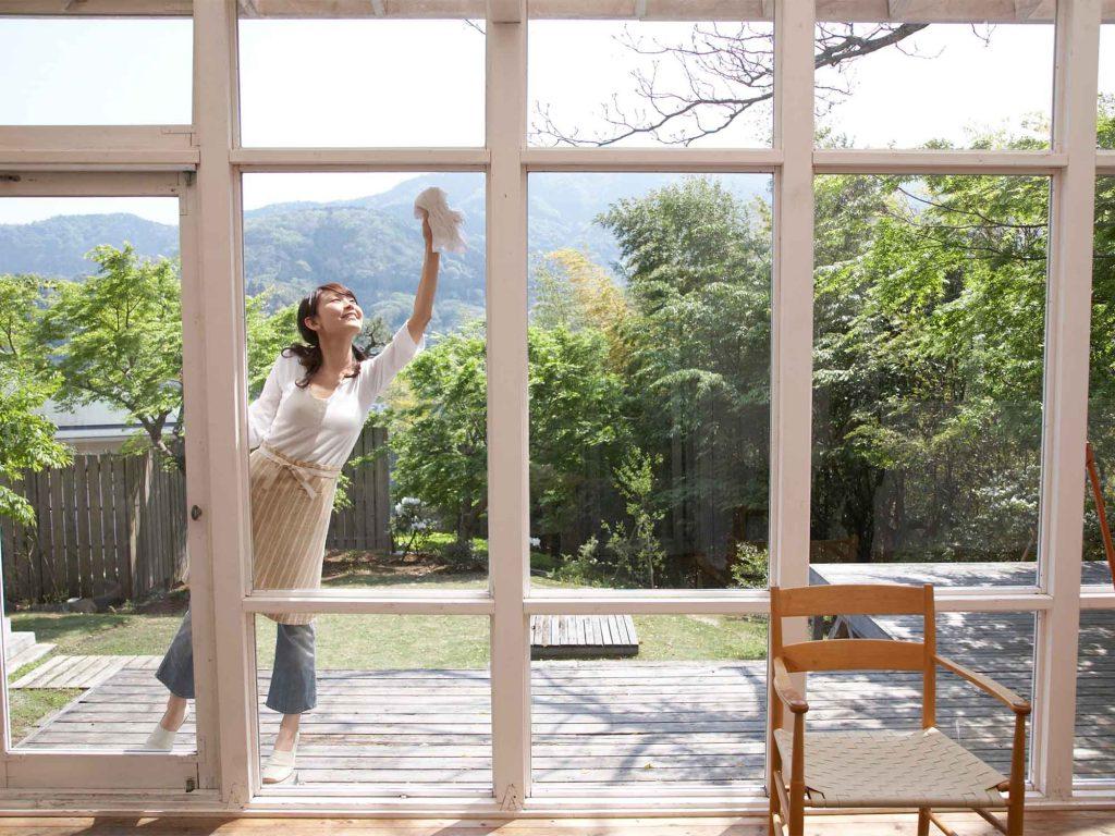 3 lỗi khiến lau cửa kính mãi vẫn bẩn, số 2 ai cũng mắc phải