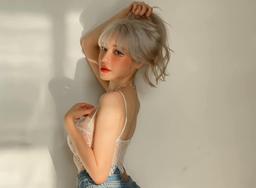 Elly Trần mới lạ với tóc bạch kim, thần thái biến hoá cân hết mọi style