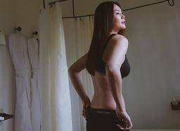 Nối gót Jennie, Thanh Hằng khoe vòng eo 53 khi diện nội y Calvin Klein