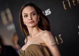 Angelina Jolie đeo phụ kiện trang sức môi ấn tượng ra mắt phim "Eternals"