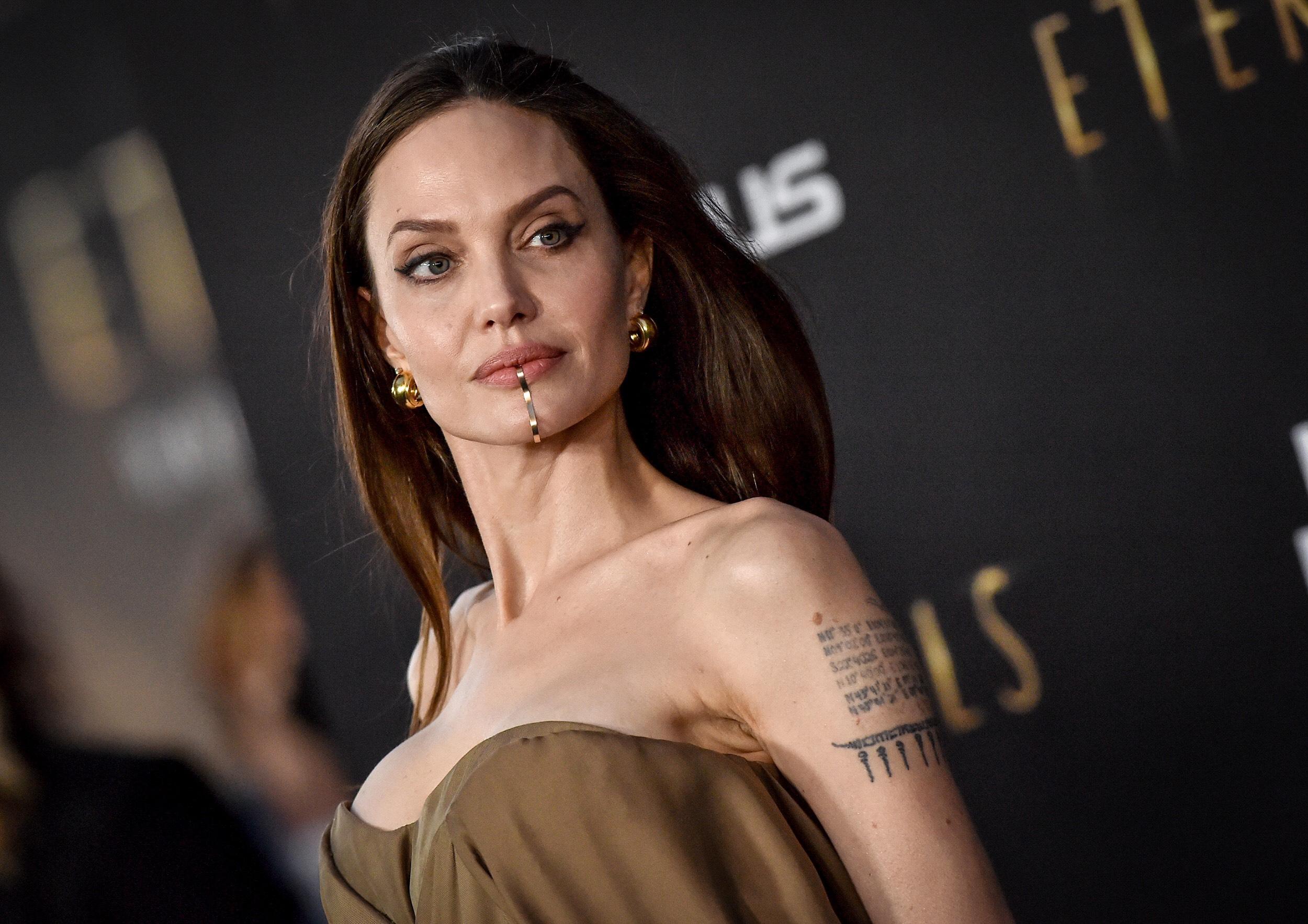 Angelina Jolie đeo phụ kiện trang sức môi ấn tượng ra mắt phim "Eternals"