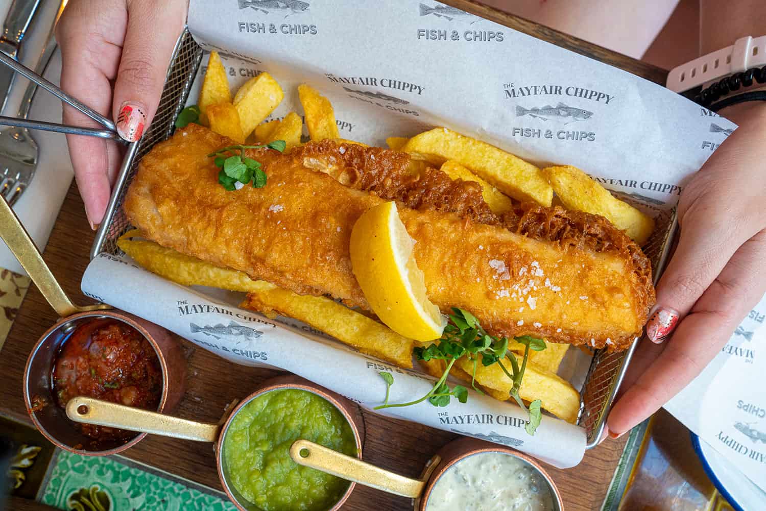Fish and chips: Món ăn quốc hồn quốc túy của xứ sở sương mù - Ảnh 1