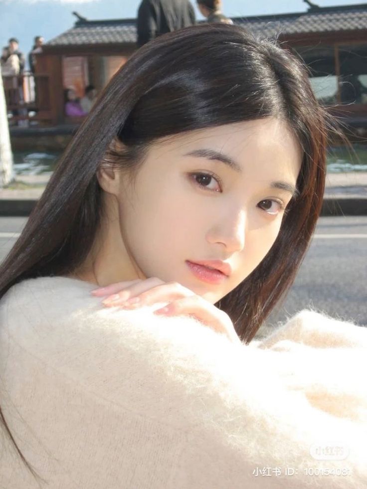 Chính vì vậy, phụ nữ châu Á, đặc biệt là người Hàn Quốc và Nhật Bản thường sống trong môi trường thời tiết lạnh cần tăng thêm nhiều lớp dưỡng ẩm cho da. Từ đó, giúp da khỏe mạnh hơn, ngăn ngừa quá trình lão hóa da. Đó là lí do nhiều sản phẩm chăm sóc da ra đời như Lotion, Essence, Serum, Ampoule…