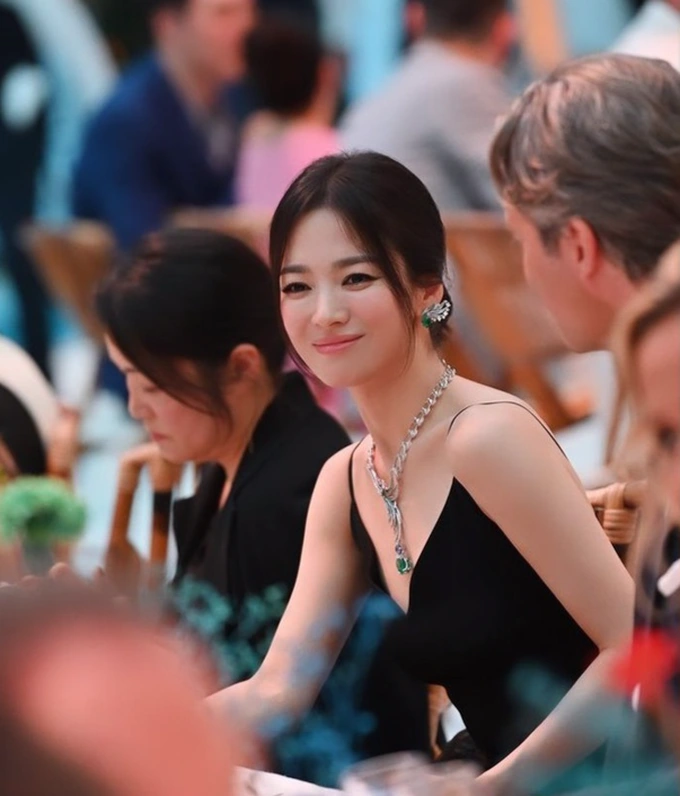 Song Hye Kyo trang điểm mắt giống Nữ Hoàng Ai Cập: Vừa lạ vừa quen  - Ảnh 3